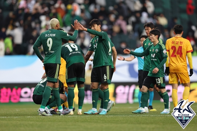 경기 중인 전북 현대 선수들. /사진=한국프로축구연맹