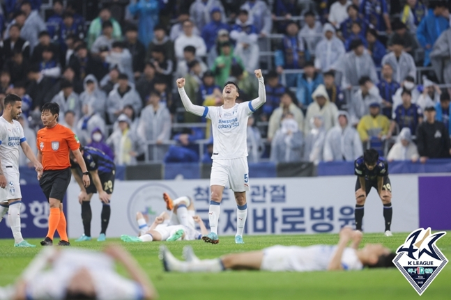 수원 한호강이 지난 5일 인천 유나이티드전 승리 후 기뻐하고 있다. /사진=한국프로축구연맹