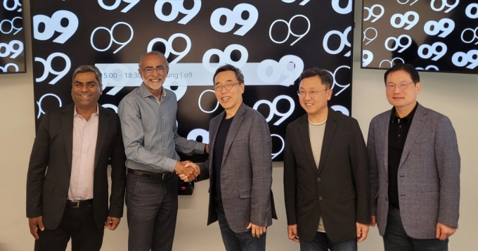 좌측부터 o9 Solutions 차크리 가테무칼라(Chakri Gottemukkala) CEO(공동창업자), 산지브 시두(Sanjiv Sidhu) 회장(공동창업자), 삼성SDS 황성우 대표이사(사장), 송해구 솔루션사업부장(부사장), 안정태 경영지원실장(부사장) / 사진제공=삼성SDS