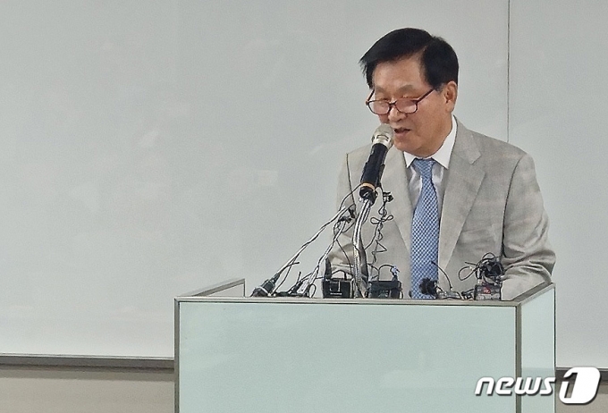 김익래 다우키움 전 회장이 지난 4일 오후 서울 영등포구 여의도 키움증권 본사에서 대국민 사과 기자회견을 하고 있다. 김 전 회장은 다우키움그룹 회장직과 키움증권 등기이사장직에서 사퇴하고 다우데이타 주식 140만주를 매각해 현금화한 605억원은 사회에 전액 환원하기로 한다고 밝혔다./사진=뉴스1