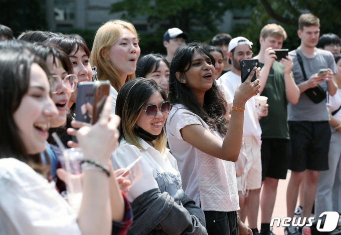 정부가 '코로나19 비상사태 종식'을 선언한 11일 오후 서울 성북구 안암동 고려대학교에서 마스크를 벗은 외국인 학생들이 '2023 외국인학생 축제'를 즐기며 환하게 웃고 있다. /사진=뉴스1