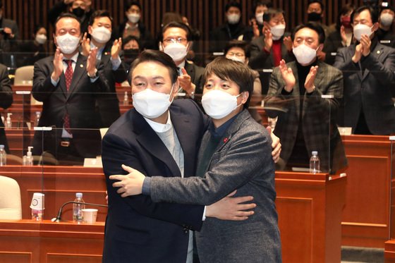지난해 1월6일 당시 국민의힘 이준석 대표와 윤석열 대선 후보가 국회에서 열린 의원총회에서 포옹하고 있다. /사진=뉴스1