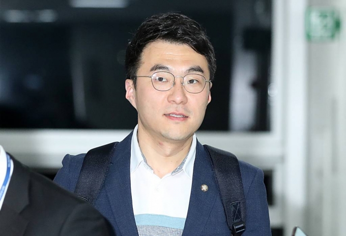 [서울=뉴시스] 이영환 기자 = 코인 보유 논란에 휩싸인 김남국 더불어민주당 의원이 9일 오후 서울 여의도 국회 의원회관에서 이동하고 있다. 2023.05.09.