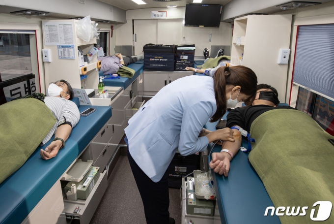 삼성 임직원들이 지난해 11월23일 경기도 수원 삼성디지털시티에서 삼성 임원 기부로 제작된 신형 헌혈버스에 올라 헌혈하고 있다. (삼성 제공) /사진= 뉴스1 