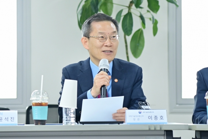 이종호 과학기술정보통신부 장관이 12일 서울 동대문구 홍릉강소특구를 방문해 첨단바이오 경쟁력 제고 방안을 논의했다. / 사진=과학기술정보통신부