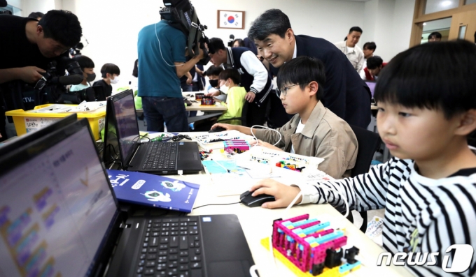 (세종=뉴스1) 김기남 기자 = 이주호 사회부총리 겸 교육부 장관이 10일 오후 세종시 다정동 다정초등학교에서 열린 2023년 디지털 새싹 캠프를 방문하여 학생들의 아두이노 활용 전자 피아노 만들기 교과 융합 SW 코팅 수업을 참관하고 있다. 2023.5.10/뉴스1 Copyright (C) 뉴스1. All rights reserved. 무단 전재 및 재배포 금지.