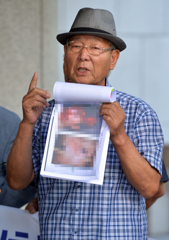 = 대법원이 故 허원근 일병 사건에 대한 판결을 내린 10일 오전 서울 서초구 대법원에서 허 일병의 부친 허영춘씨(76)가 기자회견을 하고 있다.대법원 2부(주심 이상훈 대법관)는 10일 허 일병의 유족들이 국가를 상대로 낸 손해배상 청구소송 상고심에서 허 일병이 자살인지 타살인지 결론을 내리지 못했다.다만 사건 초기 부실 수사로 허 일병의 사망 원인을 밝혀내지 못한 군 수사기관의 책임을 물어 유족들에게 손해배상을 해야 한다고 판단했다. 2015.9.10/뉴스1