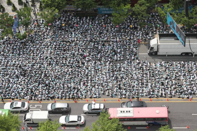 전국의 간호사 및 간호대학생들이 국제 간호사의 날인 지난 12일 서울 종로구 세종대로에서 열린 국제 간호사의 날 기념집회에 참석해 국회 본회의를 통과한 간호법의 대통령 공포(公布)를 촉구하고 있다. /사진= 뉴시스