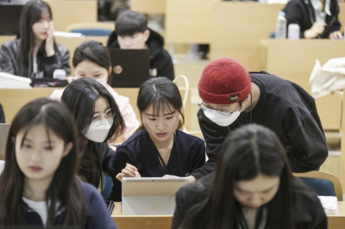 서울시립대학교에서 진행된 아티스트 멘토링 수업에 열중하고 있는 드림그림 장학생과 멘토/사진제공=한성자동차