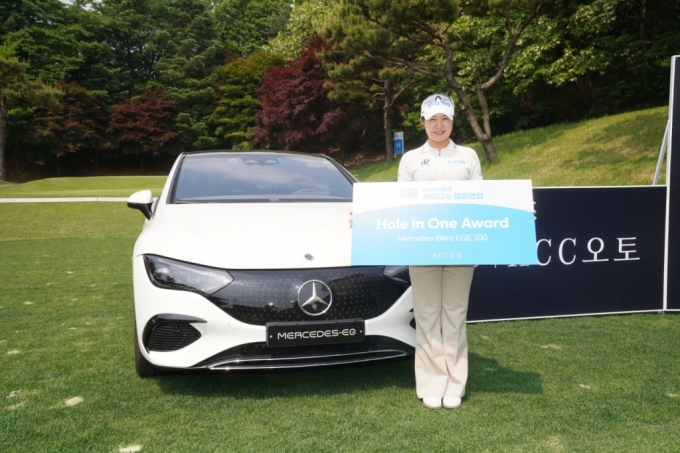  '2023 KLPGA NH투자증권 레이디스 챔피언십' The new EQE 차량 증정/사진제공=KCC오토