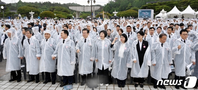 김기현 국민의힘 대표, 이재명 더불어민주당 대표 등 내·외빈들이 18일 광주 북구 국립5·18민주묘지에서 열린 제43주년 5·18민주화운동 기념식에서 '임을 위한 행진곡'을 제창하고 있다. (공동취재)/사진=뉴스1