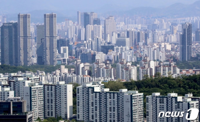 (서울=뉴스1) 장수영 기자 = 14일 서울 중구 남산 전망대에서 아파트 단지가 보이고 있다.   부동산R114에 따르면 국토교통부 실거래가 공개 자료를 통해 서울지역의 올해 3~4월 전세가격을 지난 1~2월과 비교한 결과 전체 4952건 중 2049건인 41.4%가 상승 거래된 것으로 나타났다.   최근 전셋값이 다시 오른 것은 금리가 소폭 안정되면서 인한 대출 부담이 줄고 급매물이 소진됨에 따른 것이란 분석이다. 2023.5.14/뉴스1  Copyright (C) 뉴스1. All rights reserved. 무단 전재 및 재배포 금지.