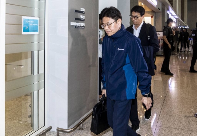 [인천공항=뉴시스] 정병혁 기자 = 후쿠시마 원전 전문가 현장시찰단장인 유국희 원자력안전위원회 위원장이 21일 오전 인천국제공항 제2터미널 출국장에서 출국하고 있다. 2023.05.21.