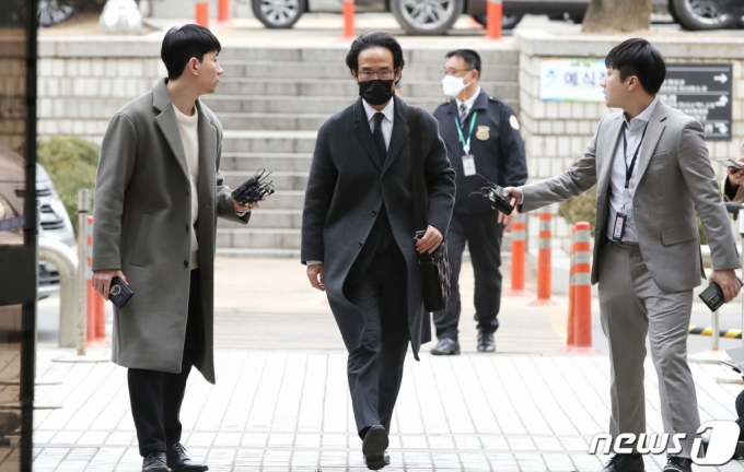 (서울=뉴스1) 임세영 기자 = 200억대 횡령·배임 혐의를 받고 있는 조현범 한국타이어 회장이 8일 오후 서울 서초구 서울중앙지법에서 열린 구속 전 피의자심문(영장실질심사)에 출석하고 있다. 2023.3.8/뉴스1 Copyright (C) 뉴스1. All rights reserved. 무단 전재 및 재배포 금지.