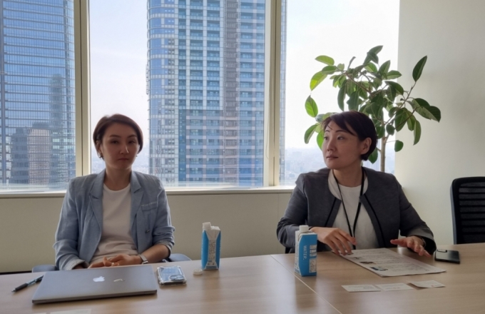 이지원 우버 일본 브랜드&amp;평판 마케팅 리드와 이와부치 마리 우버 일본 라이더 및 모빌리티 성장 총괄이 18일 일본 도쿄 우버 사무실에서 한국 기자들과 인터뷰하고 있다. /사진=배한님 기자