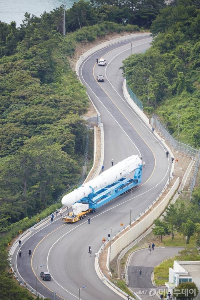 지난해 6월 한국형발사체 누리호가 발사체종합조립동에서 발사대까지 1.8㎞ 거리를 이동하는 모습. / 사진=한국항공우주연구원