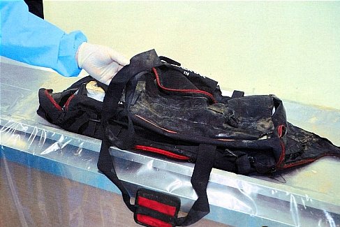 강씨가 시신유기에 사용한 가방. /사진=부산 북부경찰서 제공·뉴시스