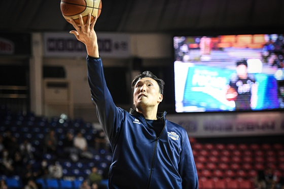 경기 전 훈련하는 이종현. /사진=KBL 제공