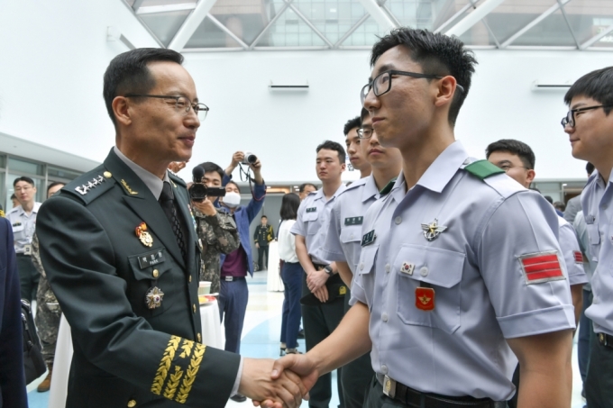 박정환 육군참모총장(대장)이 22일 KAIST(한국과학기술원) 대전 본원에서 개최된 &#039;육군미래혁신연구센터 이전 개소식&#039;에서 병사와 악수하고 있다. / 사진=KAIST(한국과학기술원)