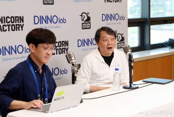디노랩-유니콘팩토리 공동주관 데모데이 사전 오픈인터뷰에서 정지량 틸다 대표(오른쪽)가 말하고 있다. /사진=김휘선 기자 hwijpg@