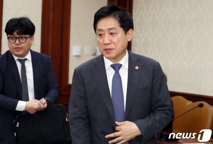김주현 금융위원장이 지난 17일 오전 서울 종로구 세종대로 정부서울청사에서 열린 비상경제장관회의 겸 수출투자대책회의에 참석하고 있다. /사진=뉴스1.
