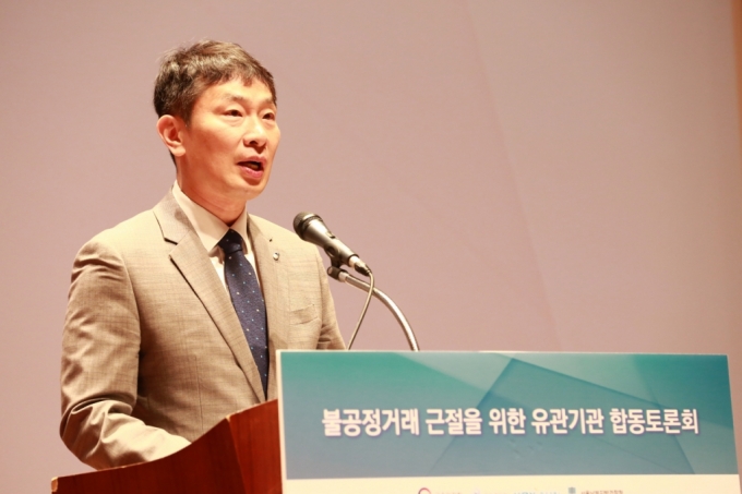 이복현 금감원장이 23일 오전 서울 여의도 한국거래소에서 열린 '불공정거래 근절을 위한 유관기관 합동토론회에서 발언하고 있다. /사진제공=금감원.