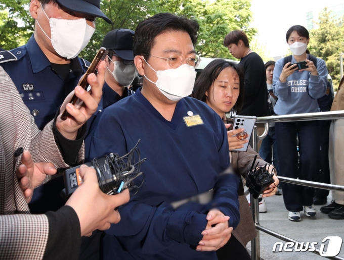 (서울=뉴스1) 구윤성 기자 = 소시에테제네랄(SG)증권발 폭락 사태와 관련해 주가조작을 주도한 의혹을 받는 라덕연 투자자문업체 대표가 11일 오전 서울 양천구 서울남부지방법원에서 열리는 구속 전 피의자심문(영장실질심사)에 출석하고 있다. 2023.5.11/뉴스1 Copyright (C) 뉴스1. All rights reserved. 무단 전재 및 재배포 금지.