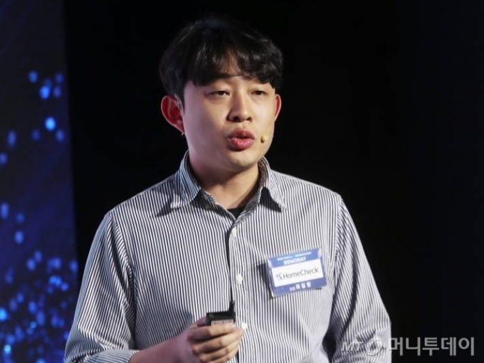 이길원 홈체크 대표가 23일 서울 중구 우리은행 본점에서 열린 &#039;2023 디노랩-유니콘팩토리 공동 데모데이&#039;에서 IR발표를 하고 있다. /사진=김휘선 기자 hwijpg@