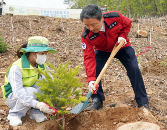 남성현 산림청장이 지난달 14일 경기도 파주시 파평면에서 열린 기후위기 대응 숲 조성 글로벌 캠페인 출범식에서 나무를 심고 있다. /사진제공=산림청