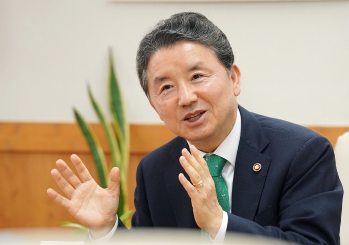 남성현 산림청장이 취임 1주년을 맞아 머니투데이와 인터뷰를 갖고 그동안의 성과와 앞으로의 산림정책 방향을 설명하고 있다./사진제공=산림청