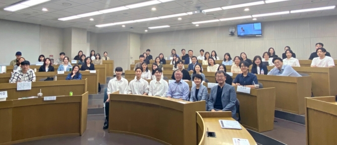 지난 11일 현대차그룹 정의선 회장이 연세대학교 경영대학 경영학과 학생들의 토론 강의를 참관했다. (앞줄 오른쪽부터) 연세대 경영대학 이무원 교수, 기아 조화순 사외이사(연세대 교수), 현대차그룹 정의선 회장