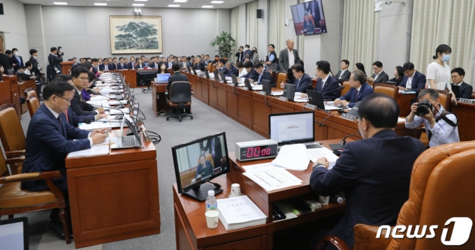 (서울=뉴스1) 임세영 기자 = 윤재옥 위원장이 24일 오전 서울 여의도 국회에서 열린 운영위원회 전체회의를 주재하고 있다. 2023.5.24/뉴스1 Copyright (C) 뉴스1. All rights reserved. 무단 전재 및 재배포 금지.