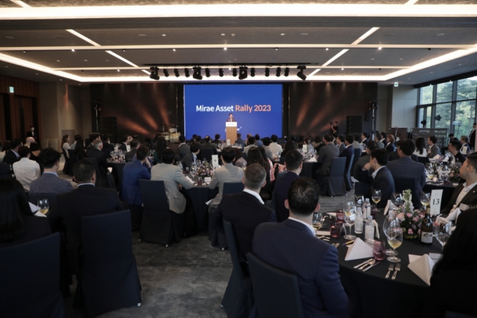 미래에셋그룹 글로벌전략가 GSO(Global Strategy Officer) 박현주 회장이 미래에셋 'ETF 랠리 2023'에서 임직원들에게 글로벌 ETF의 비전을 제시하고 있다. /사진제공=미래에셋자산운용
