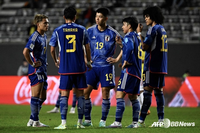 일본 U-20 축구대표팀이 경기 중 이야기를 나누고 있다. /AFPBBNews=뉴스1