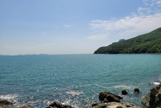 25일 전남 고흥 나로우주센터 내 산 중턱에 연구동이 보인다. 연구동 인근에서 한국형발사체 누리호(KSLV-II)가 25일 오후6시24분 날아오른다. 현재 나로우주센터 날씨는 맑고 바람이 없어 최적의 발사 조건이다. / 사진=김인한 기자