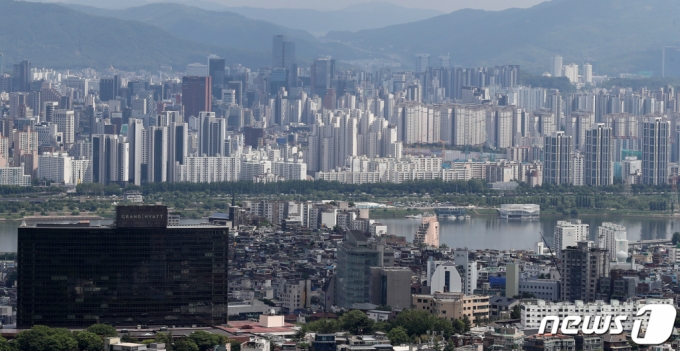 (서울=뉴스1) 김진환 기자 = 서울 강남 아파트값이 10개월 만에 상승 전환됐다는 통계가 나왔다.   19일 부동산R114에 따르면 서울 강남구 아파트값은 이번 주 0.01%로 상승 전환됐다.  강남4구(강남, 강동, 서초, 송파) 재건축 단지도 주간 변동률이 모두 보합을 기록하며 상승 전환 기대감이 커지고 있다.   사진은 19일 오후 서울 중구 남산에서 바라본 아파트 단지. 2023.5.19/뉴스1  Copyright (C) 뉴스1. All rights reserved. 무단 전재 및 재배포 금지.