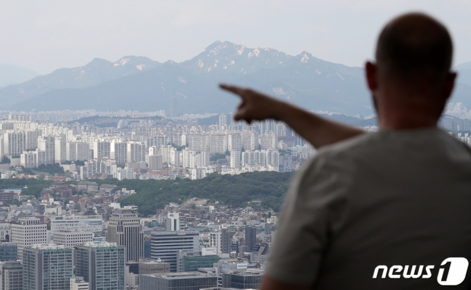 (서울=뉴스1) 김진환 기자 = 지난달 서울 아파트 거래량이 3,000건을 넘어서며 1년 8개월 만에 최고치를 기록하며 거래 시장이 일부 회복세를 보이고 있다. 19일 서울부동산정보광장에 따르면, 이날 기준 지난달 서울의 아파트 거래량은 3,000건을 기록 중이다. 2021년 8월(4,065건) 이후 1년 8개월 만에 가장 많은 수치며, 지난 2월 2457건, 3월 2979건에 이어 상승세로, 세달 연속 2000건을 넘어섰다. 사진은 19일 오후 서울 중구 남산에서 바라본 아파트 단지. 2023.5.19/뉴스1 Copyright (C) 뉴스1. All rights reserved. 무단 전재 및 재배포 금지.
