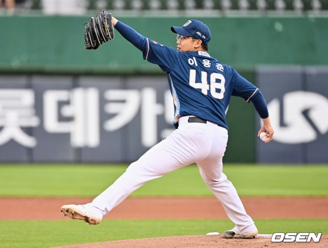 NC 이용준이 25일 사직 NC전에서 투구하고 있다.
