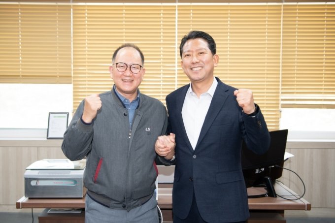  홍영호 LS 알스코 대표(왼쪽)와  김장호 구미시장./사진제공=구미시