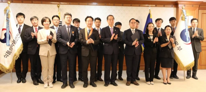 [서울=뉴시스] 김명원 기자 = 한덕수 국무총리가 24일 오전 서울 종로구 정부서울청사에서 열린 정부 업무평가 유공자 포상 전수식을 마친후 기념촬영을 하고 있다. 2023.05.24.