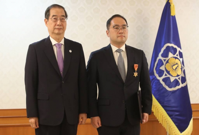 [서울=뉴시스] 김명원 기자 = 한덕수 국무총리가 24일 오전 서울 종로구 정부서울청사에서 열린 정부 업무평가 유공자 포상 전수식에서 박진홍 과장(국토부)에게 녹조 근정훈장을 전수하고 있다. 2023.05.24.
