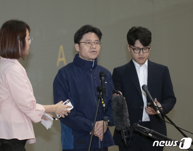 (인천공항=뉴스1) 신웅수 기자 = 후쿠시마 원전 오염수 전문가 현장시찰단장을 맡은 유국희 원자력안전위원회 위원장이 21일 오전 인천국제공항 2터미널을 통해 일본으로 출국하며 취재진의 질의에 답변하고 있다.  원전 시설 및 방사선 분야 전문가 19명과 한국해양과학기술원(KIOST)의 해양환경방사능 전문가 1명 등 21명으로 구성된 시찰단은 이날부터 5박6일 일정으로 일본을 방문한다. 2023.5.21/뉴스1  Copyright (C) 뉴스1. All rights reserved. 무단 전재 및 재배포 금지.
