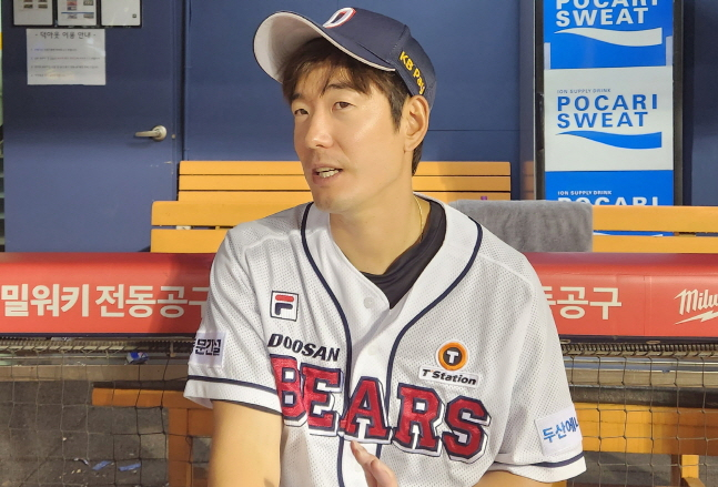 두산 김재호가 25일 삼성전 끝내기 안타를 친 뒤 취재진과 인터뷰를 하고 있다. /사진=안호근 기자