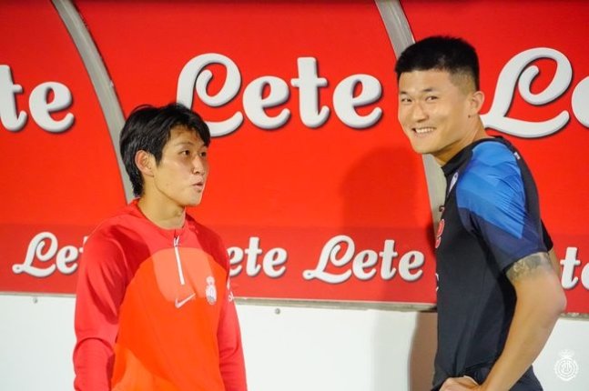 지난해 8월 프리시즌 친선전에서 만난 이강인(왼쪽)과 김민재. /사진=레알 마요르카 공식 SNS 