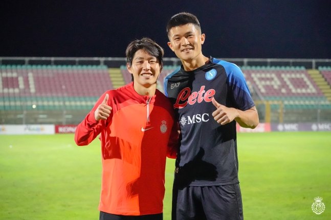 지난해 8월 프리시즌 친선전에서 만난 이강인(왼쪽)과 김민재. /사진=레알 마요르카 공식 SNS 