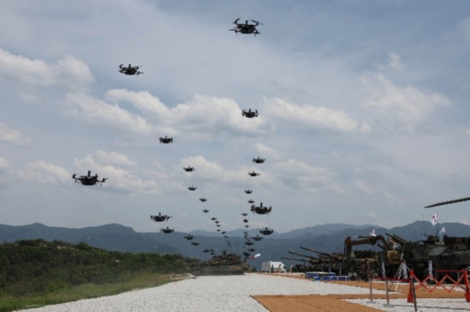  '2023 연합·합동 화력격멸훈련' 사전 훈련에서 군집드론이 비행하고 있다. /사진제공=국방부