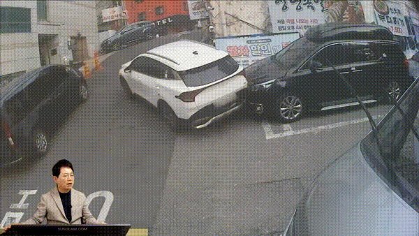 후진 하다가 주차된 차를 들이받고 돌진해 건물 외벽에 들이받을 당시 모습. /사진=유튜브 한문철TV 갈무리