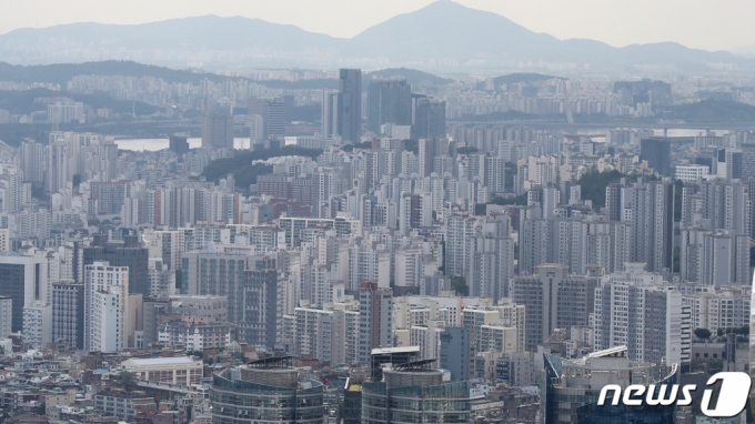 (서울=뉴스1) 김진환 기자 = 사진은 19일 오후 서울 중구 남산에서 바라본 아파트 단지. 2023.5.19/뉴스1 Copyright (C) 뉴스1. All rights reserved. 무단 전재 및 재배포 금지.