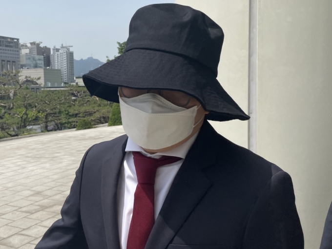 고(故) 장자연씨 관련 재판에서 위증한 혐의로 기소된 김종승 전 더컨텐츠엔터테인먼트(더컨텐츠) 대표가 26일 1심에서 징역 4개월에 집행유예 1년을 선고받고 서울중앙지법 청사에서 나오고 있다./사진=성시호 기자