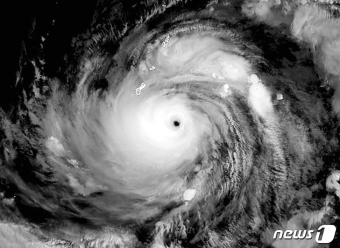 (AFP=뉴스1) 정윤미 기자 = 23일(현지시간) '슈퍼 태풍' 마와르가 괌을 향해 돌진하고 있는 모습 2023.5.23  ⓒ AFP=뉴스1  Copyright (C) 뉴스1. All rights reserved. 무단 전재 및 재배포 금지.